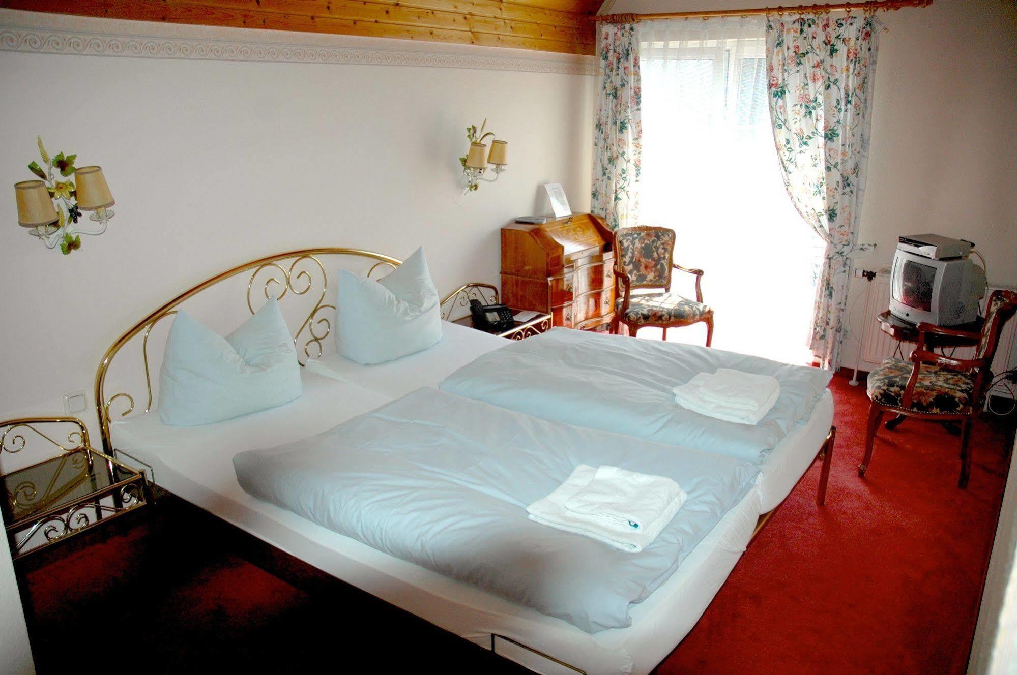 Zum Neuen Schwan Hotel Walluf Luaran gambar