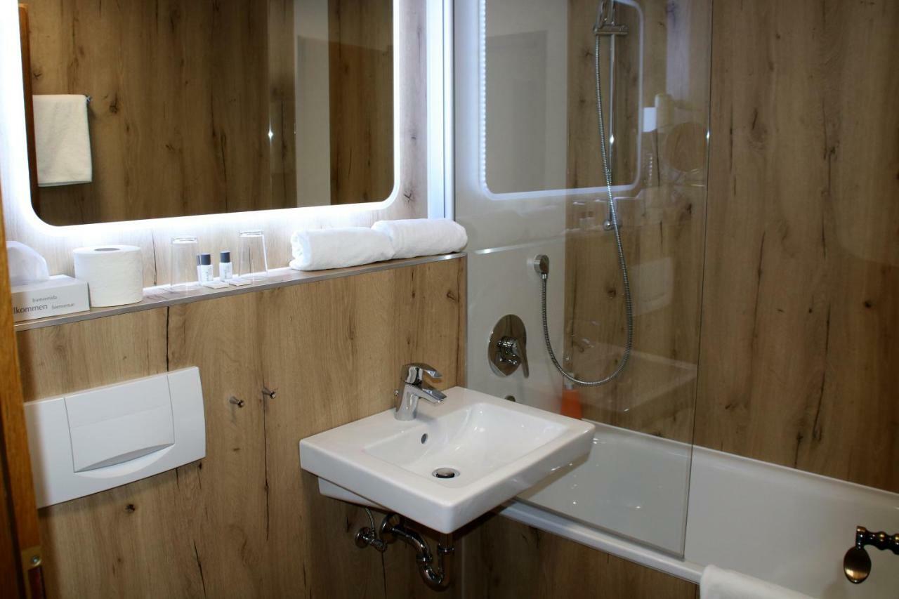 Zum Neuen Schwan Hotel Walluf Luaran gambar